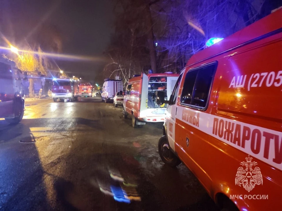 Полицейские следят, чтобы к месту ЧП смогли подъехать пожарные машины.