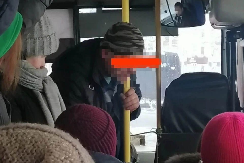 Житель Костромы помочился в автобусе на глазах у многочисленных пассажиров. ФОТО: группа "Жуткая Кострома | ДТП ЧП" ВКонтакте