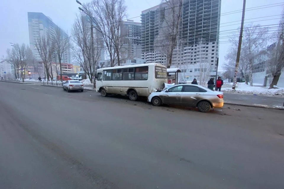В Самаре отечественная легковушка влетела в автобус. Фото: ГУ МВД России по самарской области
