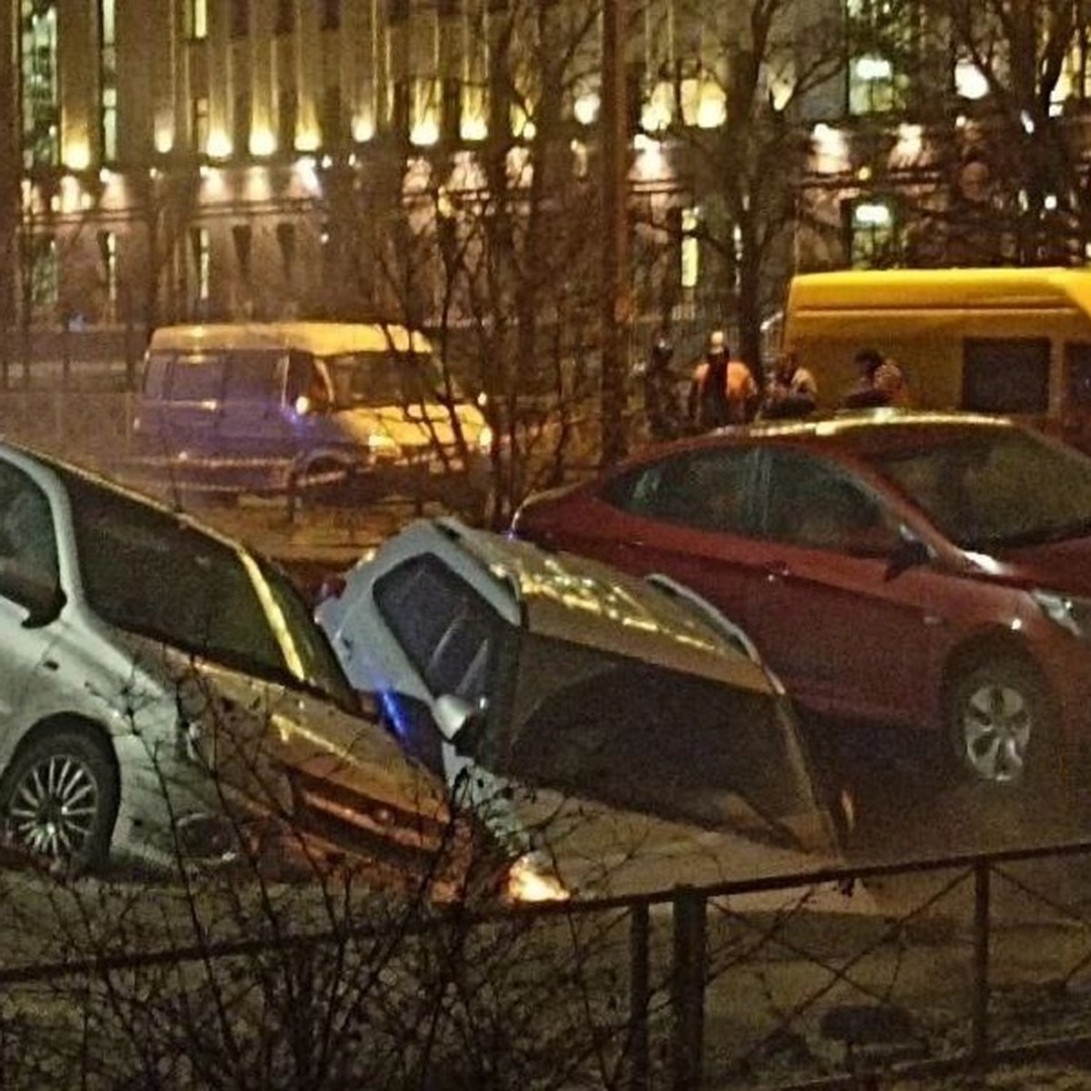 Видео с места прорыва трубы с кипятком на Бассейной улице в Петербурге -  KP.RU