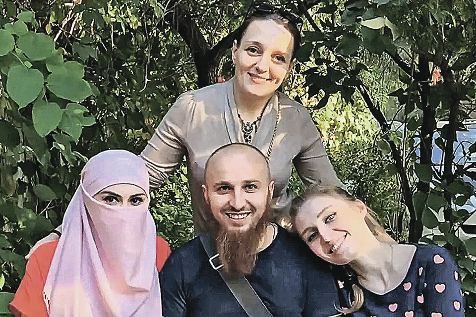 Иван и его постоянные «жены» - Анна (слева), Наталья (вверху) и Мадина. Фото: Канал «Россия 1»