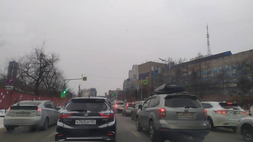 В бордовый окрашена трасса на проспекте 100-летия Владивостоку.