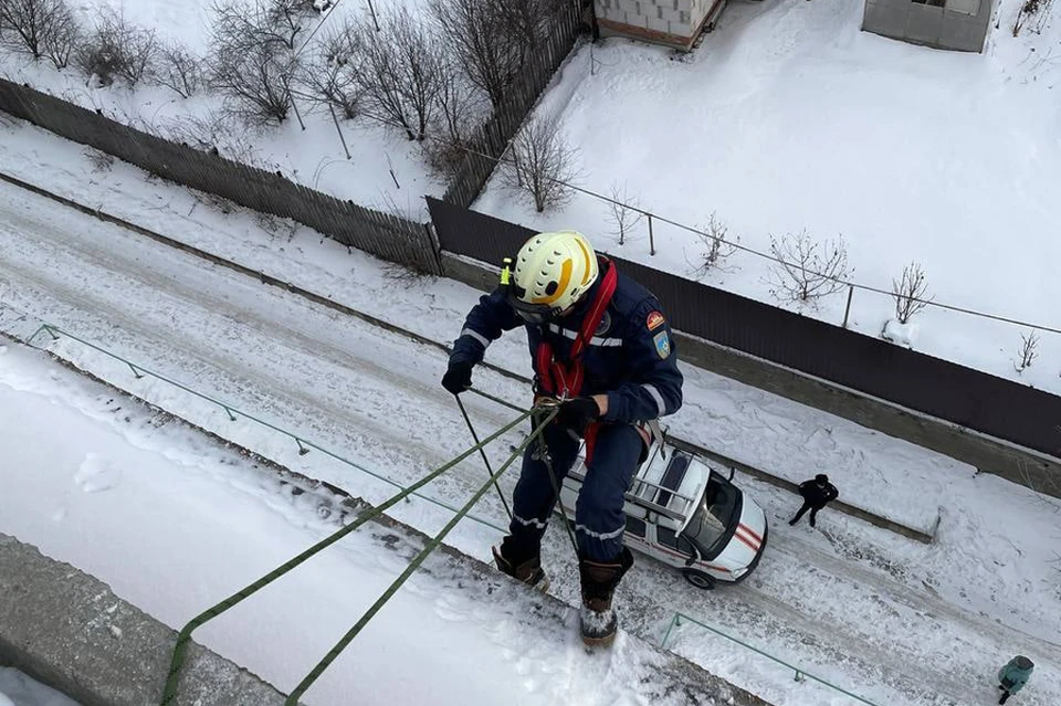 Спасателям пришлось использовать альпинистское снаряжение. Фото: поисково-спасательная служба Челябинской области