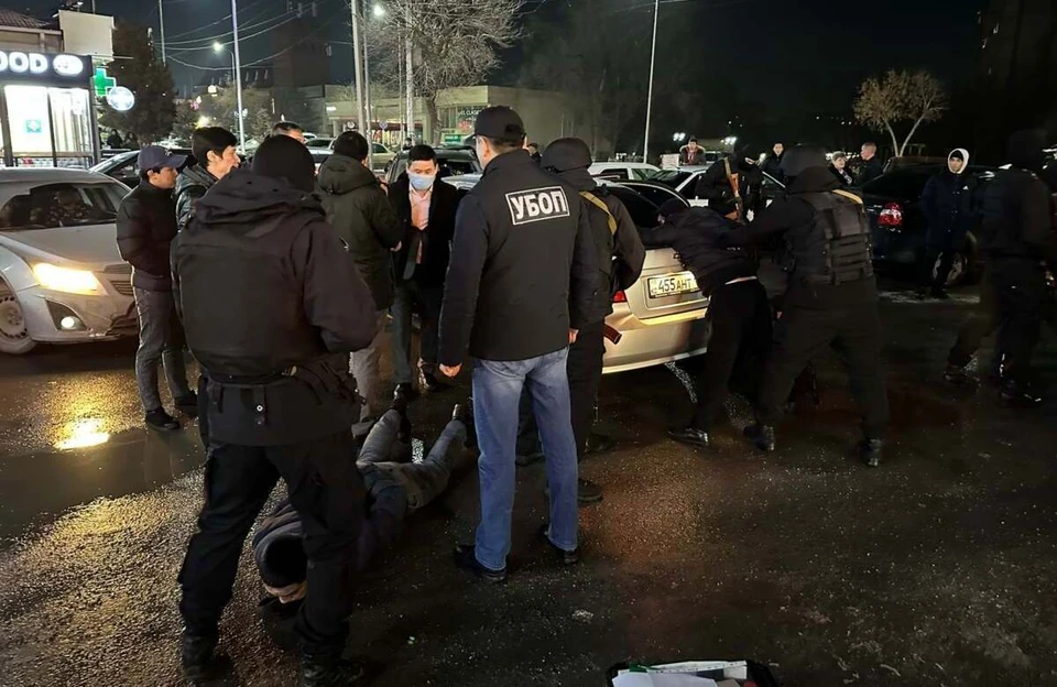 Полиция Шымкента задержала 10 человек от 25 до 38 лет.