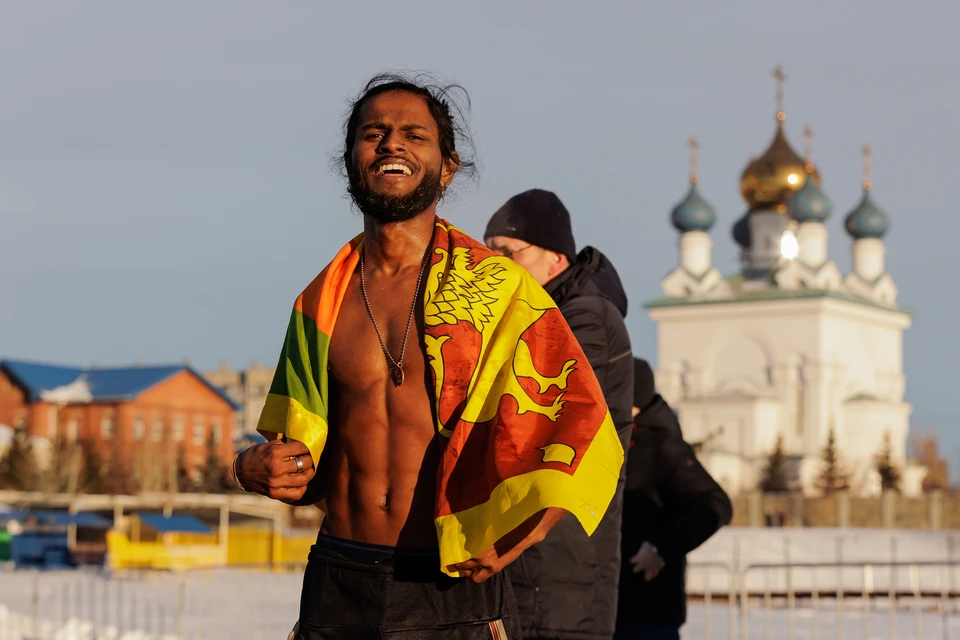 В родной Шри-Ланке парню холодно, а в Челябинске он уже четыре раза нырял в прорубь.