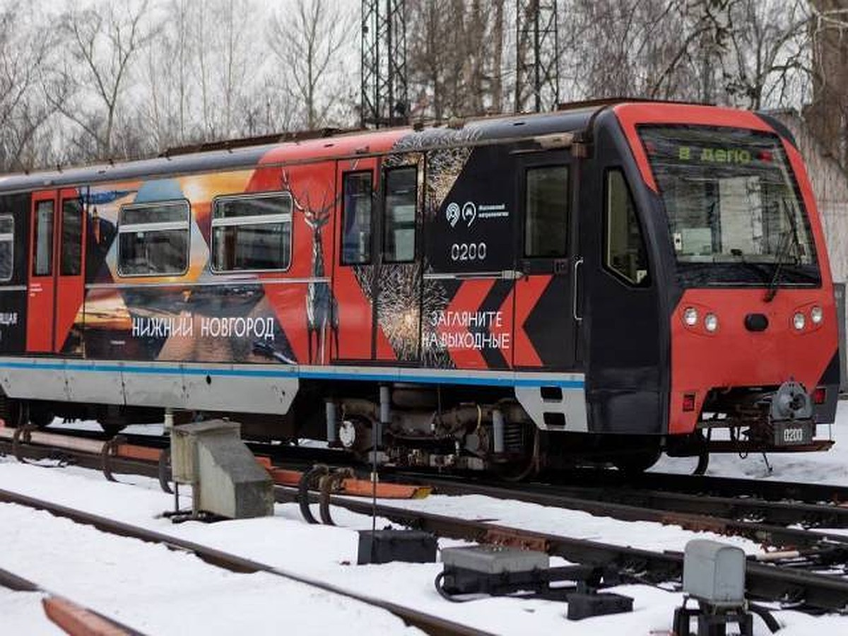 Городецкие наличники и семеновская роспись: В московском метро появился  поезд, посвященный Нижегородской области - KP.RU