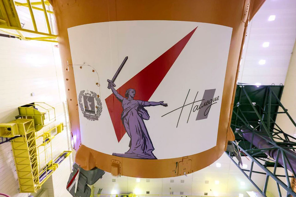 Роскосмос в своем официальном телеграм-канале продемонстрировал ракету Союз-2.1а, которая украшена символикой 80-летия Сталинградской битвы.
