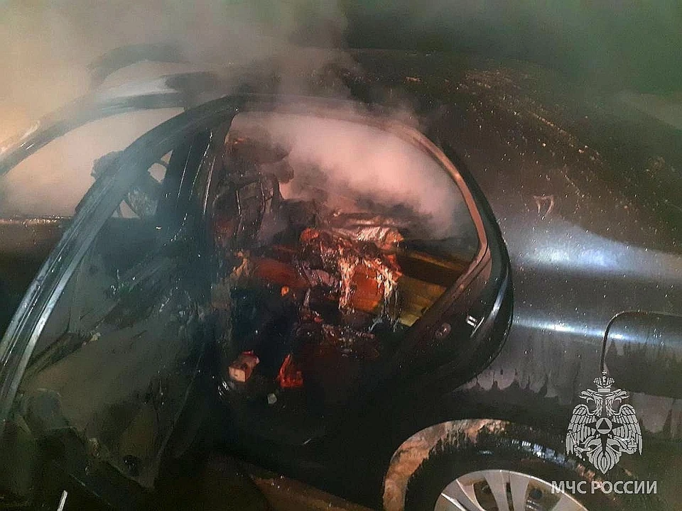 После столкновения легковой автомобиль загорелся.