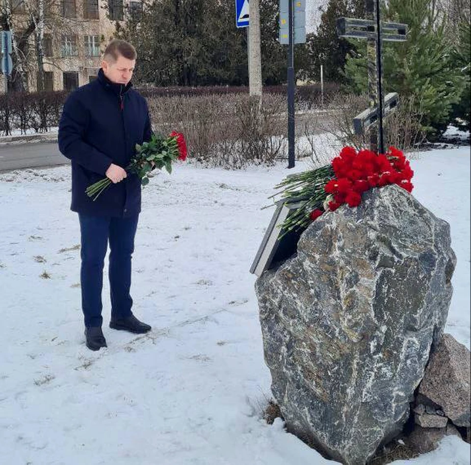 Камышитовый сквер белгород где. Памятник камышитовый завод Белгород. Камышитовом заводе 5 февраля 1942 года.. 5 Февраля Белгород камышитовый завод. Возложение цветов к памятным местам.