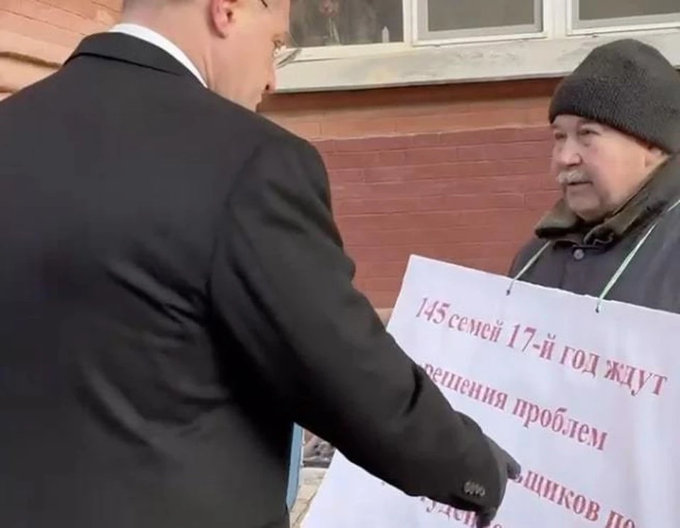 Игорь Бабушкин лично пообщался с митингующим у красного здания астраханцем