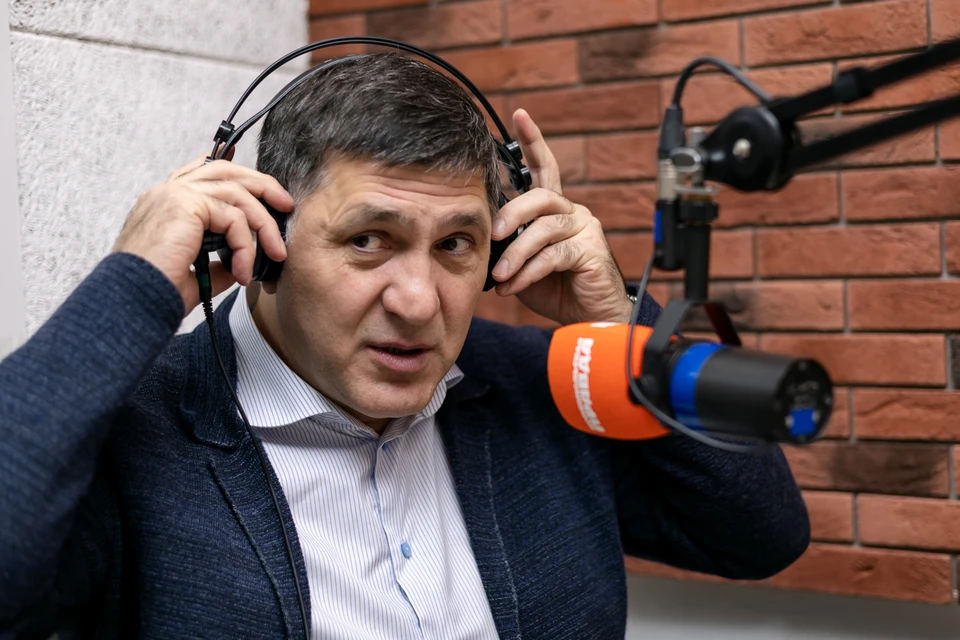 Актер Сергей Пускепалис на радиостанции "Комсомольская правда", сентябрь 2022 г.