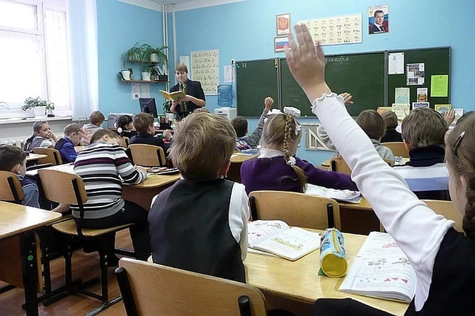 По словам Камаева, педагоги продолжают свою работу в школе.