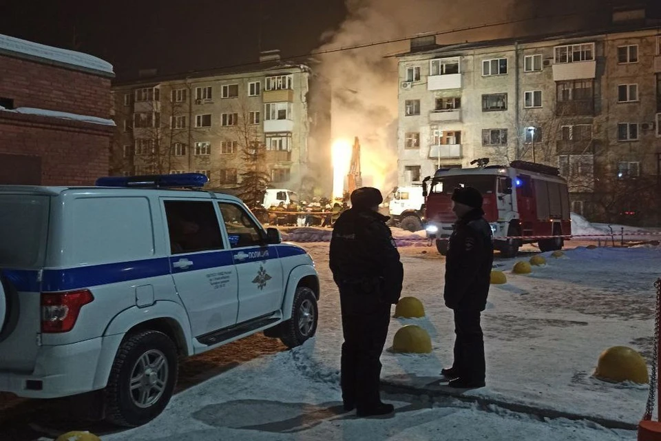 К дому на Линейной, 39, где после взрыва газа обрушился подъезд, съехались полицейские.