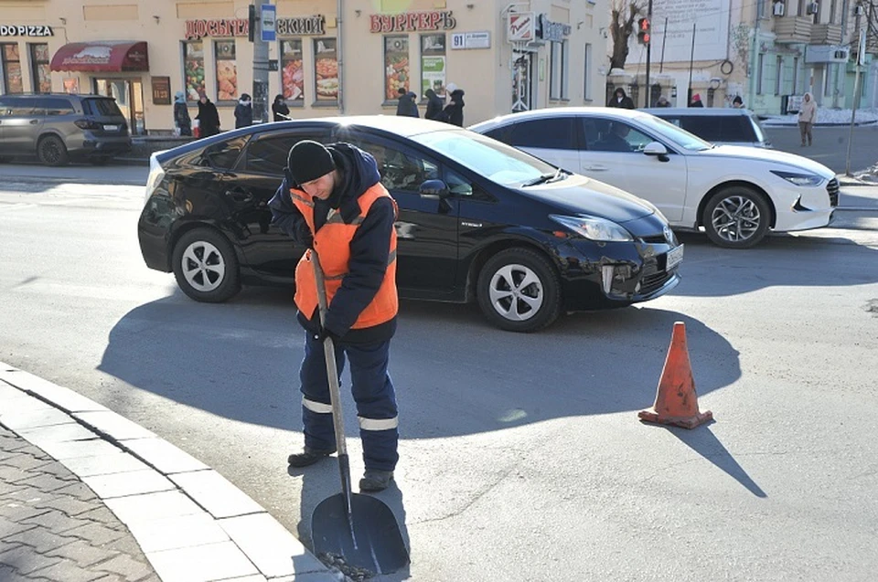 Прибордюрную зону приводят в порядок в центре Хабаровска