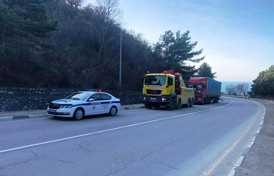 Фуру переместили с опасного участка. Фото: 92.мвд.рф