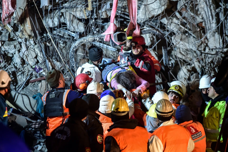 Спасатели МЧС РФ обнаружили всю семью россиян под завалами дома в турецком Хатае
