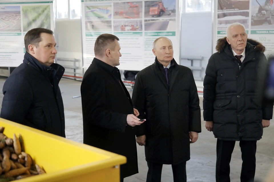 Президент РФ Владимир Путин и губернатор Архангельской области Александр Цыбульский (крайний слева) посетили Устьянский лесопромышленный комплекс. Фото: Пресс-служба президента РФ/ТАСС.