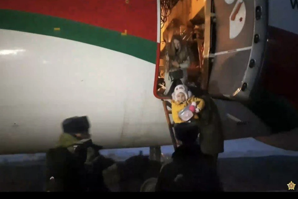 Минобороны опубликовало видео возвращения граждан Беларуси с детьми в страну. Фото: скриншот с видео, опубликованного в телеграм-канале Министерства обороны Беларуси