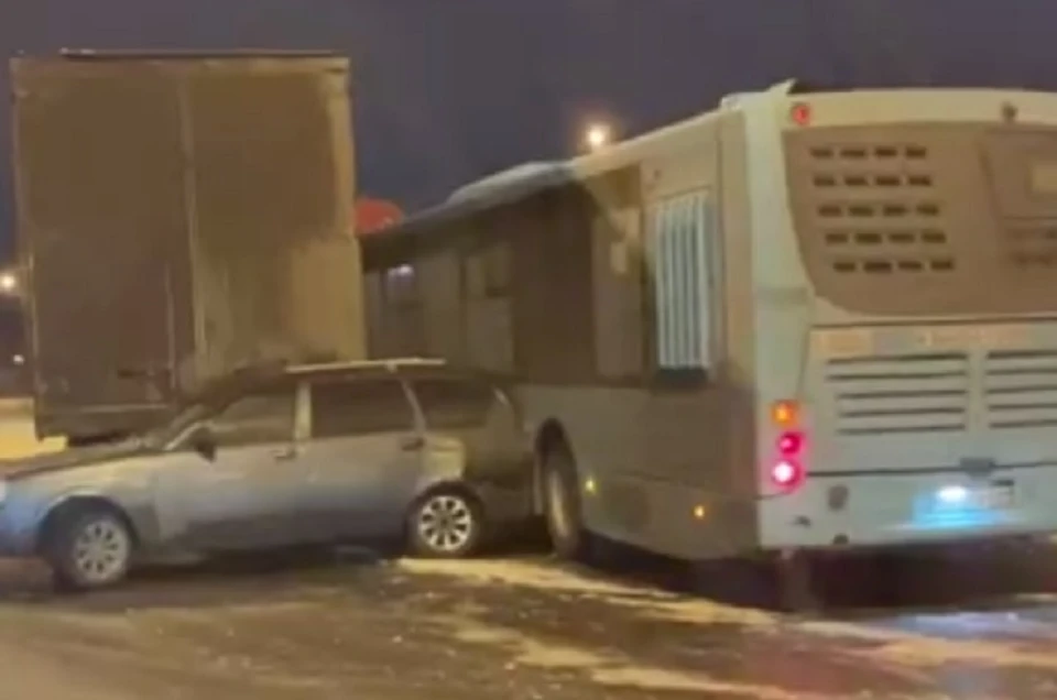 Грузовик выехал на встречную полосу и влетел в автобус. Фото: t.me/Megapolisonline