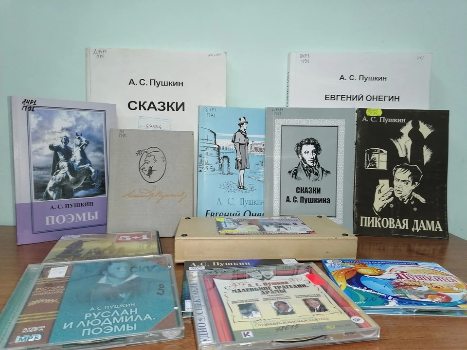 На выставке представлены книги особого формата с произведениями А.С. Пушкина / Фото: vk.com/mincult.samregion