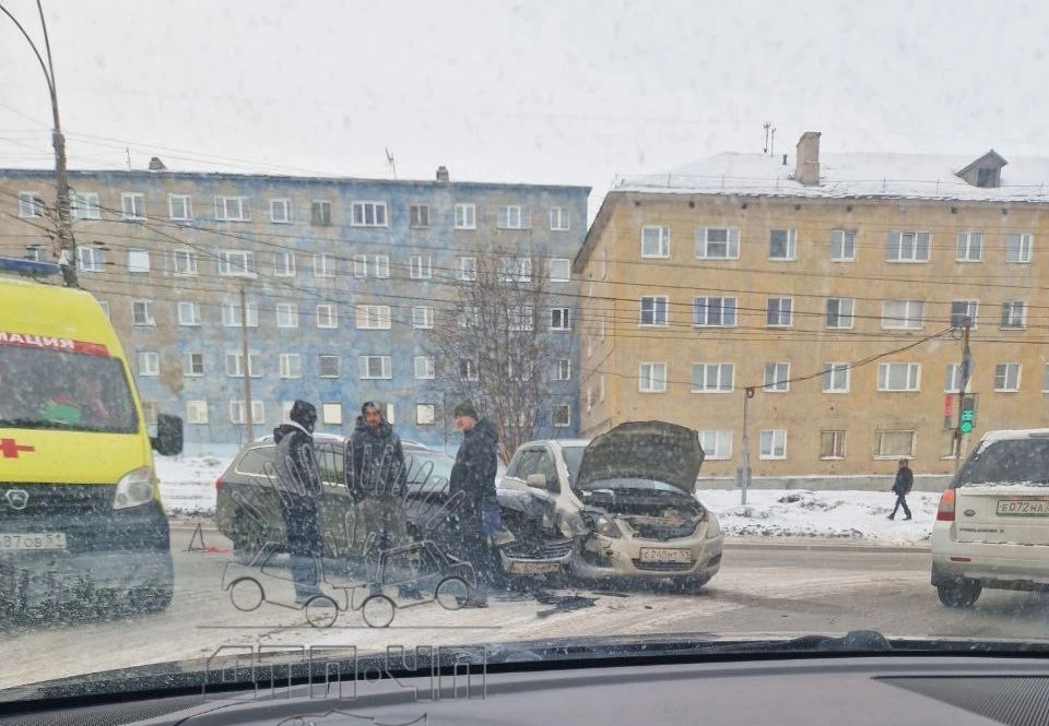 Транспортные средства получили механические повреждения. Фото: vk.com/murmansk_dtp
