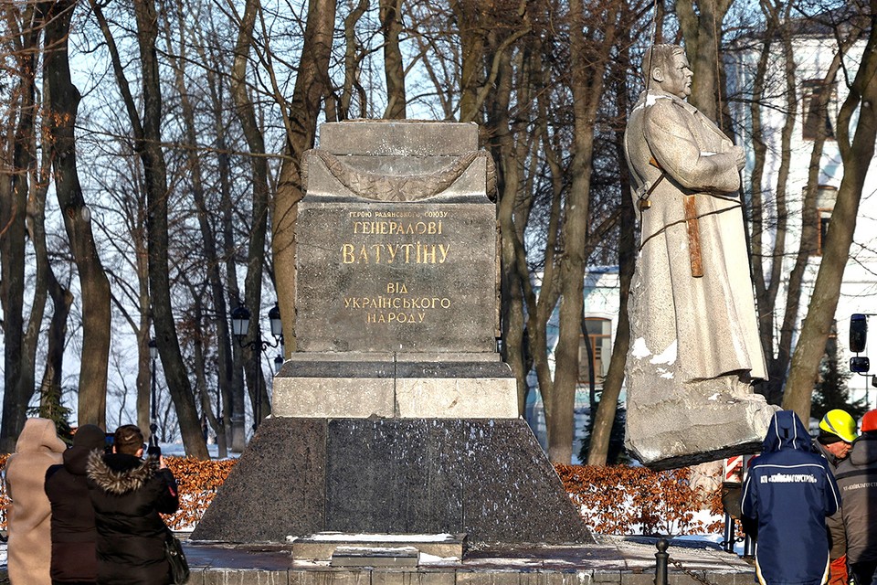 В Киеве раскапывают могилы героев Великой Отечественной: нацисты решили избавиться от останков генерала Ватутина