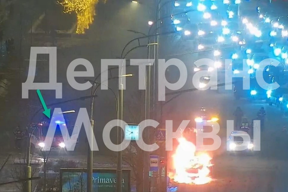 Автомобиль охвачен огнем