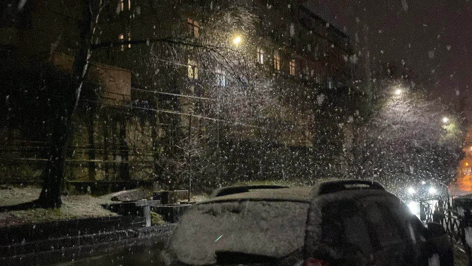 Город засыпает уже второй час