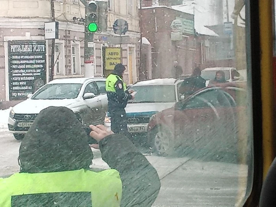 В городе из-за ДТП на рельсах остановились трамваи