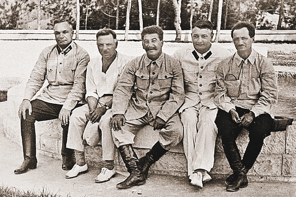 В 1933-м эти люди выглядели дружной компанией: будущие маршалы Александр Егоров и Клим Ворошилов, Иосиф Сталин, Михаил Тухачевский и глава Абхазии Нестор Лакоба (слева направо).