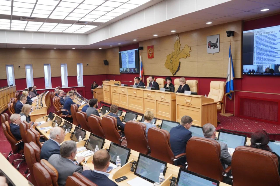 Под председательством Александра Ведерникова начала работу 64 сессия ЗС Иркутской области