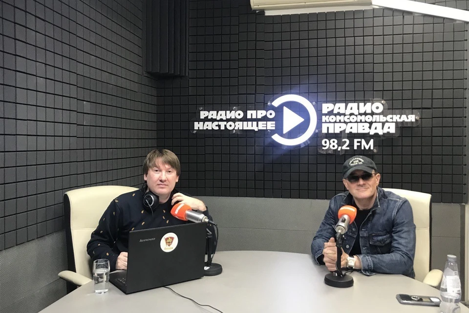 Егор Бероев (справа) стал гостем в программе Александра Семочкина на "Радио КП-Самара"