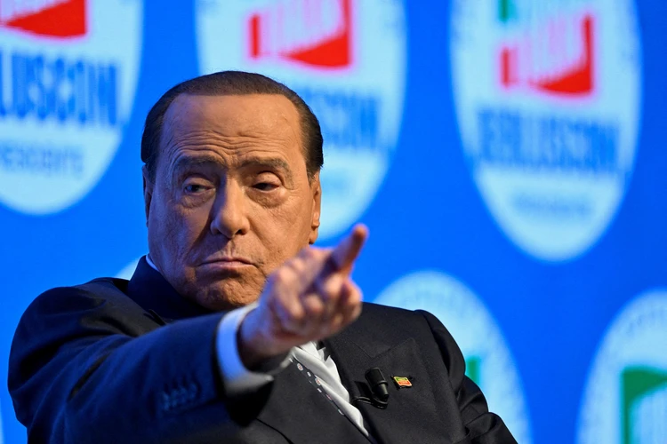Миллиардер Берлускони оправдан по делу о секс-вечеринках с девушками "Бунга-бунга"