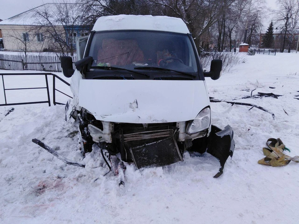 Водитель съехал с дороги в ограждение
