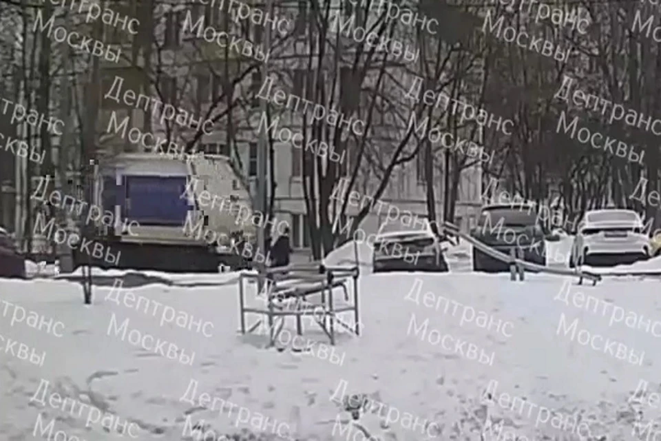 На месте происшествия работают оперативные службы города
