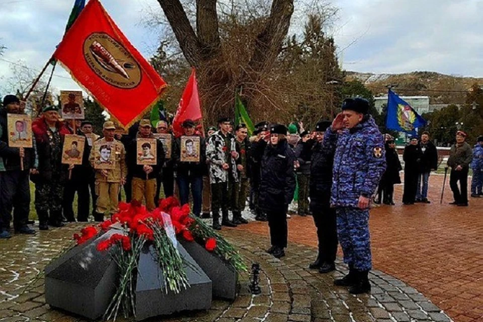 В Керчи почтили память воинов-интернационалистов, погибших в Афганистане. Фото: МВД по РК