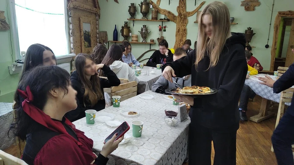Школьники сами готовили каймаки в традиционной печи. Фото: пресс-служба главы Менделеевского района