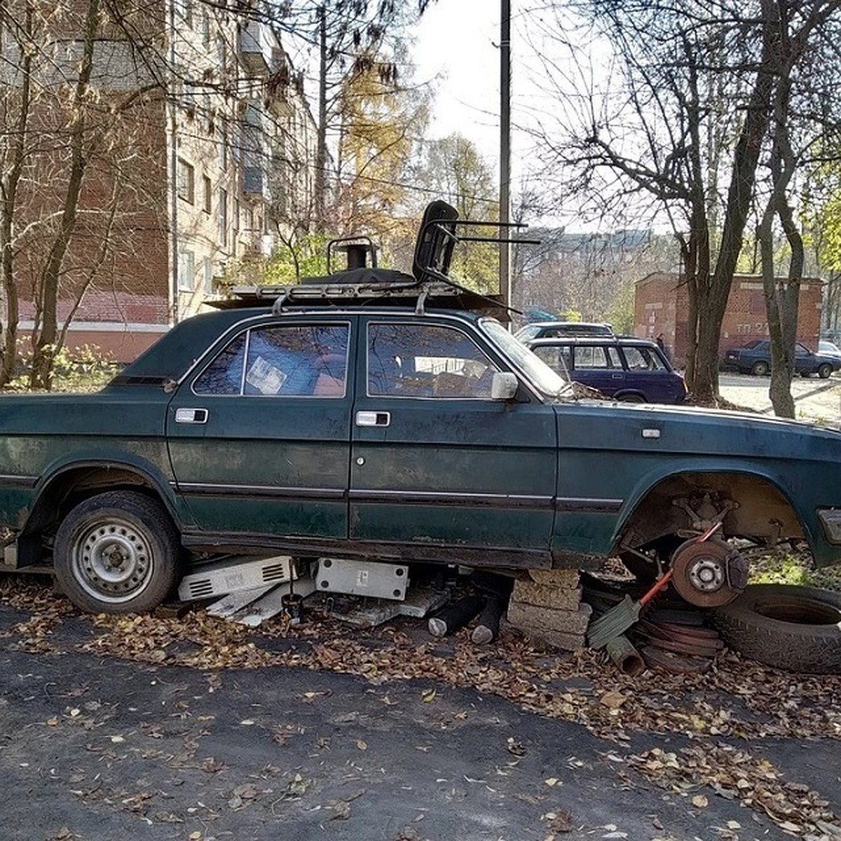 Жителям Подмосковья рекомендуют не оставлять брошенные автомобили во дворе  - KP.RU