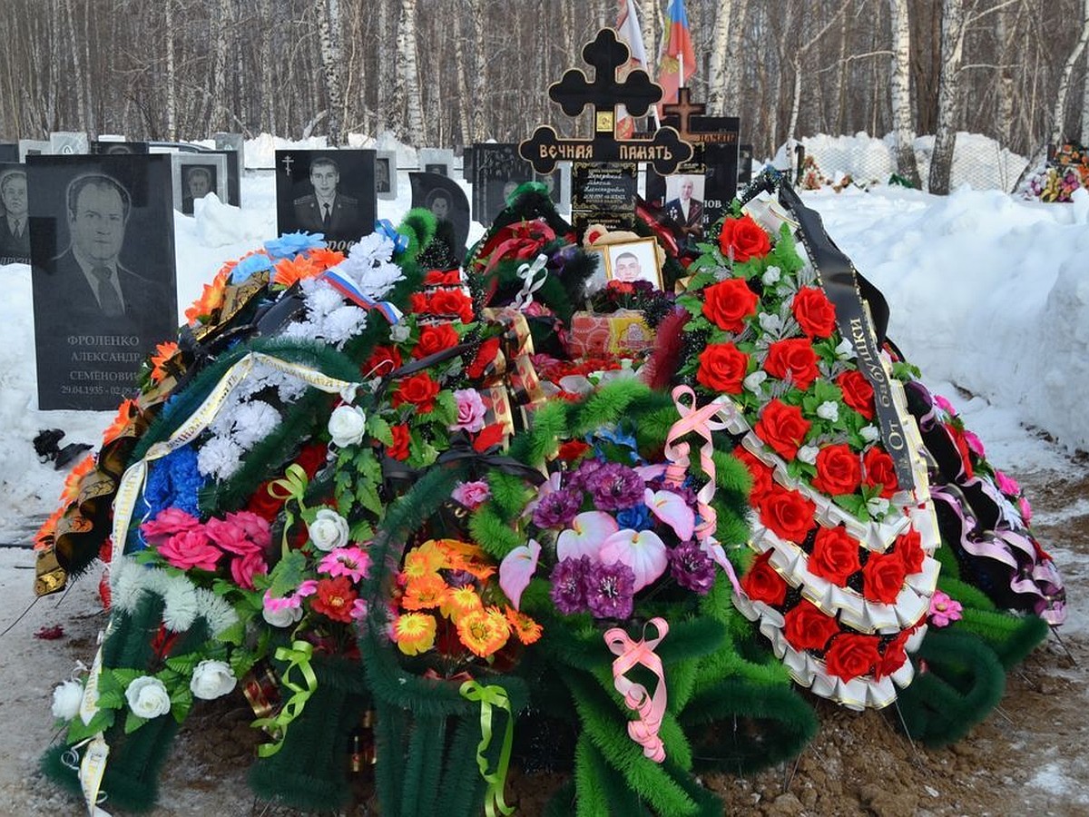 Сначала - папа, потом - дочка: в Новосибирской области простились с  погибшим на СВО Максимом Березовским и его ребенком - KP.RU