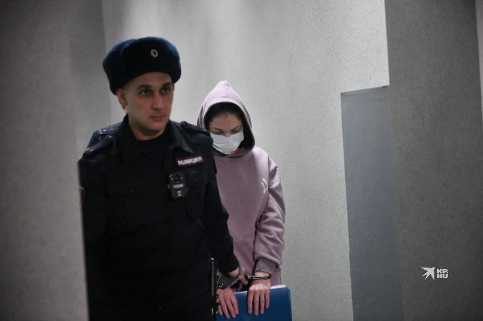 В Ленинский суд доставили Анастасию Петрову. 37-летнего инспектора МУГИСО обвиняют в убийстве троих детей