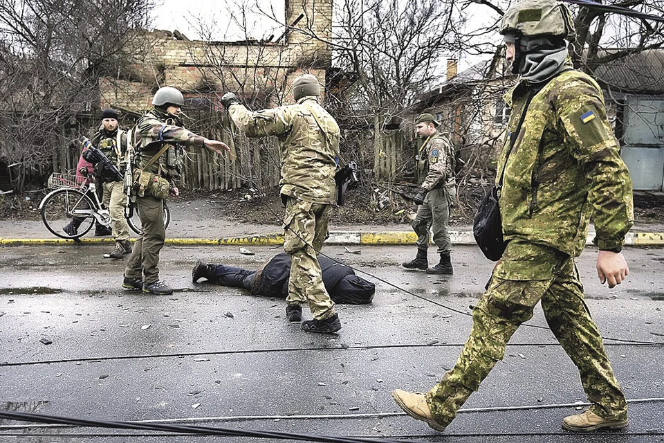 31 марта российских войск в Буче уже не было - это подтвердил мэр города. А фото с трупами на улицах появились 3 апреля ночью. Вот все это время СБУ и готовила «декорации». Фото: AP/EAST NEWS