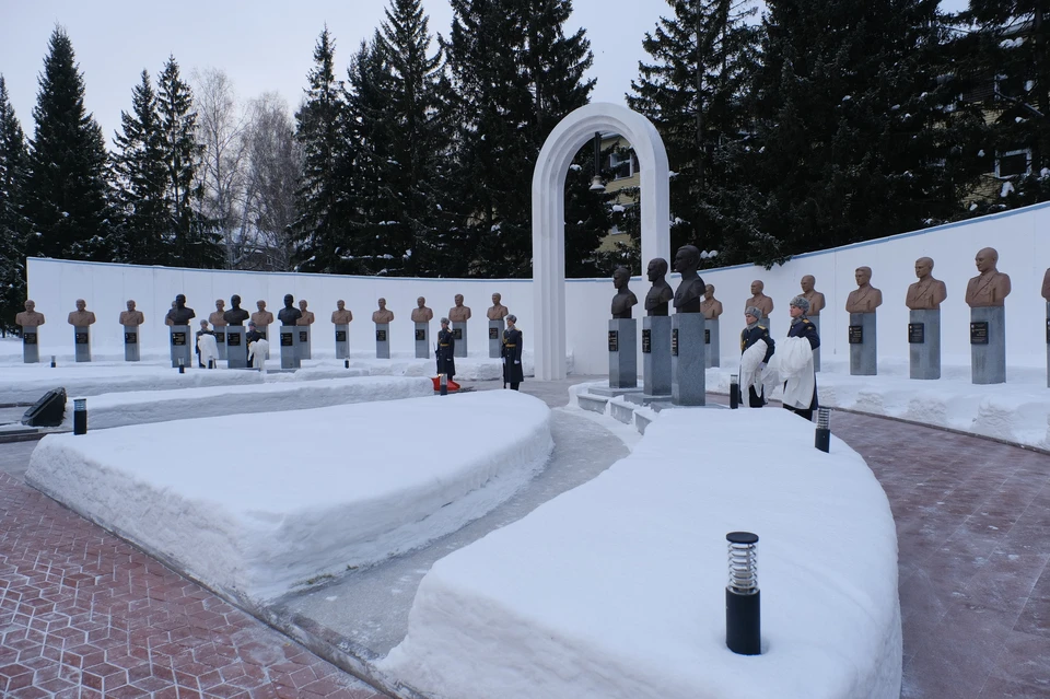 В Новосибирске на аллее НВВКУ открыли четыре новых бюста. Фото: Правительство НСО