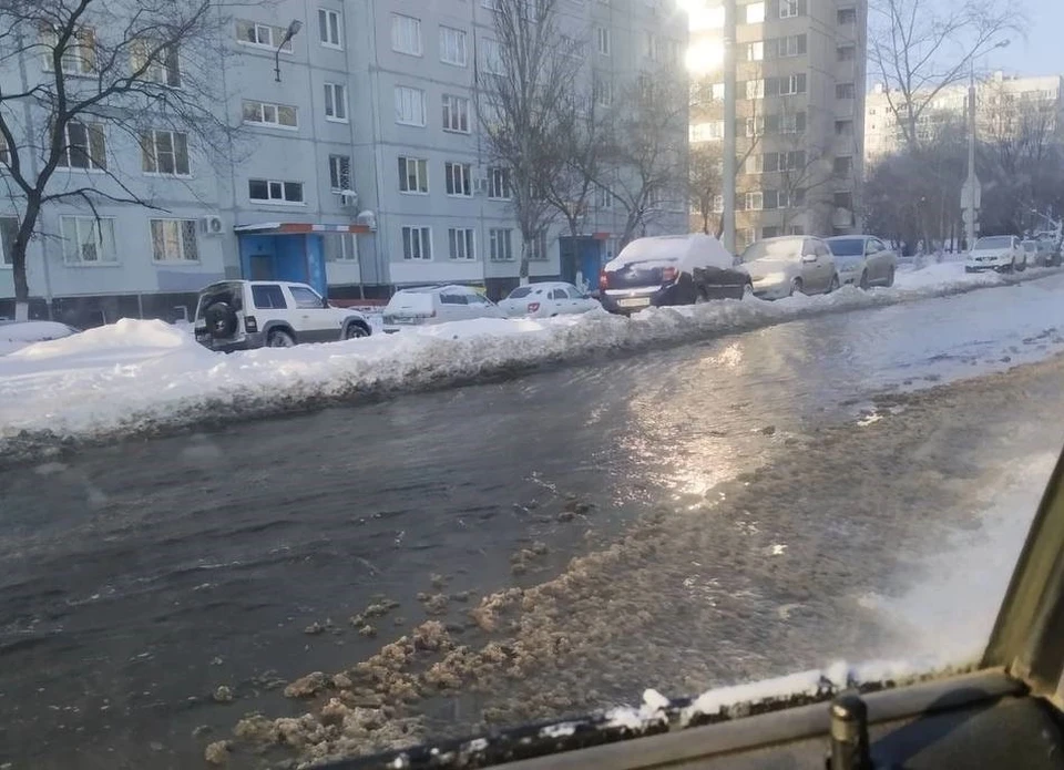 3 февраля 2024 домашний. Прорыв трубы. Тольятти затопление улиц. Прорвало трубу Комсомольский район. Потоп в Тольятти Комсомольский район.