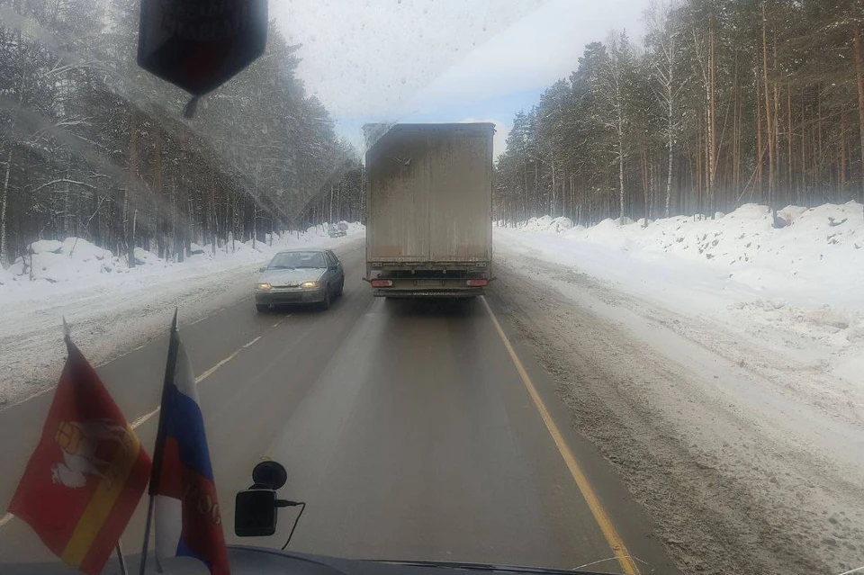 Движение на трассе до сих пор затруднено из-за ремонтных работ.