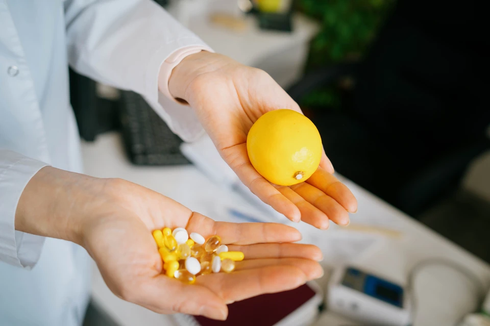 А что выбираете вы – витамин в таблетках или фрукты?