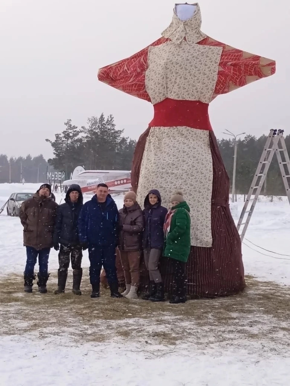 Чучело масленицы большое для сжигания. Чучело на Масленицу. Одежда для чучела Масленицы. Самое большое чучело Масленицы. Масленица кукла для сжигания.