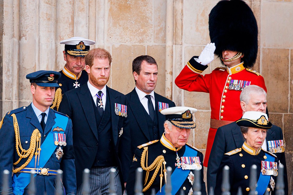 Карл III и принц Уильям отказались извиняться перед принцем Гарри