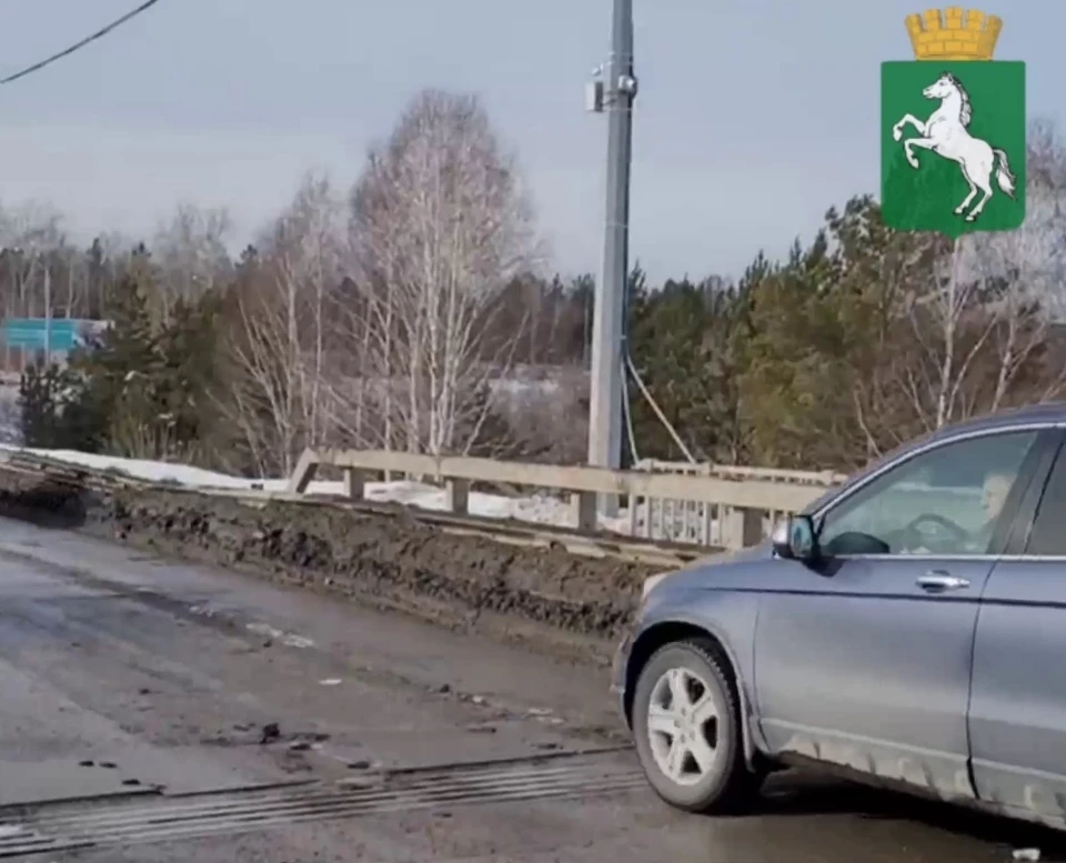 Зазоры на Коммунальном мосту устраняют ежедневно. Фото: скриншот видео пресс-служба мэрии Томска.