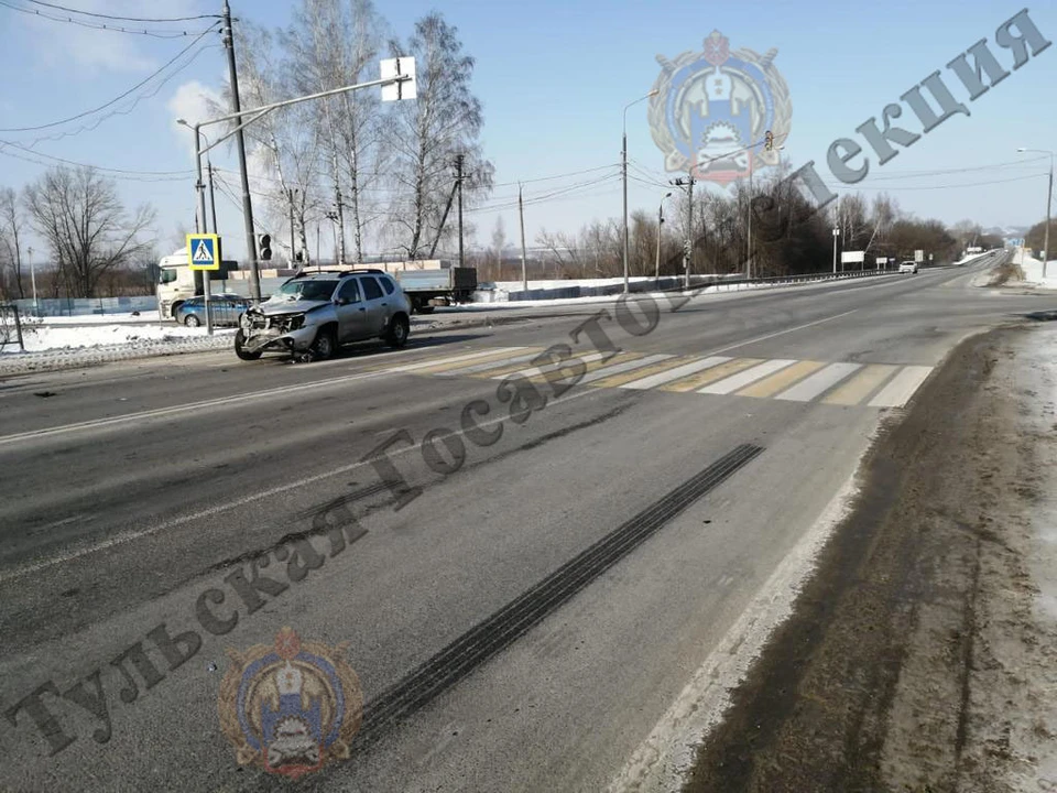 В Тульской области грузовик проехал на запрещающий сигнал светофора и столкнулся с автомобилем