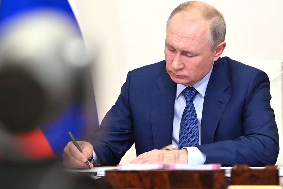 Запрет иностранных слов и выход из договора о ядерном оружии: Владимир Путин подписал важные законы